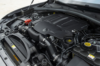 「Fペース S」に搭載される、スーパーチャージャー付きの3リッターV6エンジン。Fペースの中で最もパワフルな、最高出力380psを発生する。