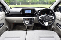 「トヨタ・パッソX“Gパッケージ”」のインストゥルメントパネルまわり。助手席側のダッシュボード中段の収納は、「ブーン シルク」「パッソ モーダ」ではフタ付きとなっているのに対し、「ブーン」「パッソ」ではオープントレーとなっている。