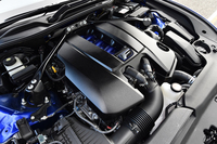477psの高出力を発生する、5リッターV8エンジン。燃焼効率を追及した結果、排気量にして4.2リッター相当の燃費を実現したとアピールされる。