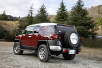 北米仕様にはMTモデルも存在するが、日本仕様は4リッターV6エンジンと5ATの組み合わせのみ。今回試乗したノーマル仕様のほかに「カラーパッケージ」（324万円）と「オフロードパッケージ」（332万円）の計3グレードをラインナップする。