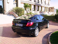 セダンに較べ、全長が18cm短くなったスポーツクーペ。エンジンは、2リッター(129ps)、同スーパーチャージャー(163ps)、2.3リッタースーパーチャージャー(197ps)、2.2リッターディーゼル(143ps)の4種類。トランスミッションは、シフトレバーに軽くふれると、電子制御でクラッチを切り、シフトし、クラッチをつなげる「シーケントロニック」6MTと、シーケンシャルシフトが可能な5ATが用意される。「エボリューション」と呼ばれるシャコタン版、ドレスアップバージョン、さらに過激な「AMGスポーツパッケージ」もある。
	 