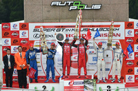 GT500クラス表彰式の様子。2015年シーズンのSUPER GTも、残るはあと1戦となった。