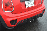 マフラーエンドは、センターの2本出し。エキゾーストノートの音質にもこだわったという。
    