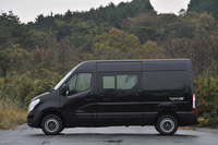 5550ｍｍの全長に対して、ホイールベースは3682ｍｍもあるため、前後のオーバーハングは短く抑えられている。