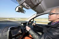 「冒険の旅に出る」をテーマにデザインされたコンセプトカー「キャプチャー」。その市販モデルが今回の「ルノー・キャプチャー」。