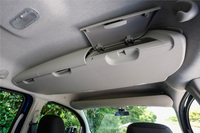 3連式オーバーヘッドボックスの容量は2.4リッター。内部は区切りのない横長の空間で、長尺物の収納もできる。