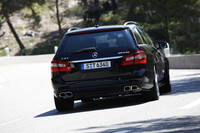 【スペック】E63 AMGステーションワゴン：全長×全幅×全高＝4913×2100×1490mm（サイドミラー含む）／ホイールベース＝2874mm／車重＝1945kg／駆動方式＝FR／5.5リッターV8DOHC32バルブターボ（525hp/5250-5750rpm、71.3kgm/1750-5000rpm）（欧州仕様車）