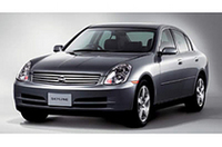 日産「スカイライン」セダンに6段マニュアル車の画像