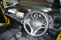 ステアリングの意匠は「シビック」らと共通。フィットに搭載される純正カーナビは、新機能を盛り込んだ次世代機となる。