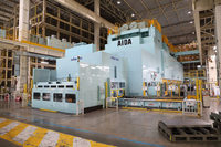 切り出された鋼板を部品の形に成形するプレス工程では、（1）大まかな成形、（2）余った部位のカット、（3）細かな成形、（4）穴あけなどの緻密な成形という4つの工程を担う4台のプレスマシンを一直線に配置。ひとつの部品につき6～7秒を要したサイクルタイムを、3.3秒に短縮している。