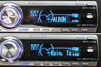 ディスプレイにはアルバムタイトルや、曲名などが表示できる。「DEH-P070」では英文で8文字まで。