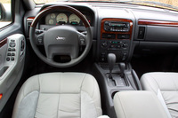 機能装備として、オートワイパーが備わった。さらに、衝突時の勢いに応じて2段階に膨らみ方を制御するエアバッグと、カーテンエアバッグも装備する。