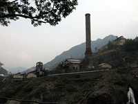 田中正造が天皇に直訴したことで有名な足尾公害事件。すべては足尾銅山から始まった。江戸時代（1610年）に開山、明治時代には日本の銅の半分近くを生産するなど、わが国の工業化の重要な起点として昭和48年（1973年）まで稼動した。役割を終えた足尾精錬所は、廃墟として、亡霊のように今も足尾の谷を見つめている。