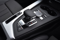 センターコンソールに備わるシフトセレクター。日本仕様の新型「A4」のトランスミッションは、いずれも7段デュアルクラッチ式ATとなっている。