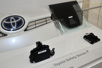 こちらは「セーフティセンスP」のセンサー。カメラはフロントウィンドウに、ミリ波レーダーはフロントグリルのバッジ内に装備される。
    