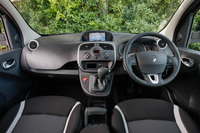 内外装の仕様は、既存の「ゼン6MT」や「ゼンAT」からの変更はない。
	 