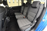 3人乗りの2列目シートは、各席を個別にリクライニングおよびスライド調整、格納することができる。