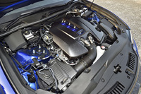 5リッターV8自然吸気ユニットは477psと54.0kgmを発生する。JC08モード燃費は8.2km/リッター。