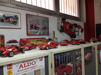 一角に並んだフェラーリのモデルカーたち。
    