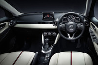 インテリアデザインにもこだわった。エアコンの丸型ルーバーは運転席側2個、助手席側1個というユニークな配置となっている。
    