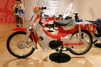 こちらは、ウルトラマンがデザインしたというカブ。まさに赤とシルバーのウルトラマンカラー！