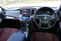 運転席まわりの様子。インストゥルメントパネルには、大きなセンタークラスターが鎮座する。