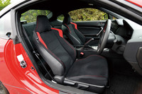 写真のドアキャッチ金具は、TRD自慢の新開発パーツ「ドアスタビライザー」。ドアとボディーとの隙間をなくすことでボディー全体のねじれ剛性をアップ。ハンドリングのダイレクト感が増すという。