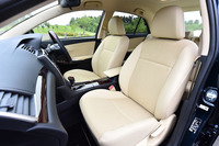 シートカラーは、グレードによりブラック、フラクセン（写真）、ブラウンが用意される。写真は「アリオンA15“G-plusパッケージ”」のもの。