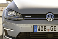 フロントバンパーに配置された「C」形状のデイタイムランニングライトが目印。また、フロントグリルからヘッドライトまで通ったブルーのラインはモーターを搭載した「ゴルフ」であることを示している。