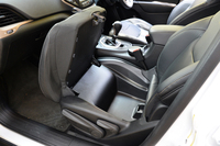 助手席の座面下にも、収納スペースが確保される。
    