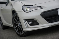 
	今回の改良ではエクステリアの意匠も変更。フロントまわりでは、航空機の翼端板をモチーフにしたという新デザインのバンパーが特徴となっている。
	