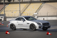 教習車として「SLK55 AMG」も用意された。