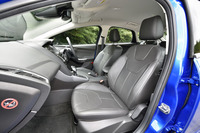 上級グレードの「スポーツ＋ エコブースト」にはレザーシート（一部合皮）が装着される。