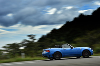 動力性能に関わる部分では、独自のターボエンジンに加え、サスペンションやステアリング機構にもアバルト独自のセッティングが施されている。