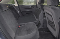 リアシートは6：4の分割ダブルフォールディング式。利便性を忘れないのがフランス車らしい。