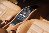 センターコンソールの奥に見える3つのボタンは、左から「ローンチコントロール」「リバース」そして「オート」。変速方式は、7段のF1デュアルクラッチトランスミッションのみとなる。