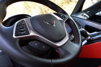 ステアリングホイールのスポーク部には、クルーズコントロールをはじめとする車両設定の操作スイッチが備わる。
    