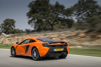 ハードブレーキング時にはリアウイングが立ち上がり、リアタイヤに適切なダウンフォースを与えて（アクティブ・エアブレーキ機構）制動性能を高めるようになっている。