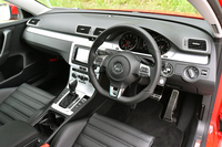 別の角度から見た運転席まわり。シルバーに光る「アルミ調ペダルクラスター」も特別装備のひとつだ。