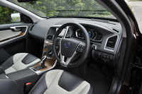 「XC60」のインテリア。他の60シリーズと同様の変更に加え、「XC60 T6 AWD」ではウッドパネルのデザインも新しくなっている。
    