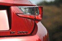 
	ターボモデルの「RC200t」は、「RC」シリーズの発売から1年たった2015年10月、ラインナップに加えられた。
	