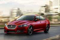 Eセグメントセダンの「ジャガーXF」。2015年のニューヨークオートショーでは、新型が発表された。
    