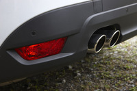 「20d プレステージ」のエキゾーストパイプは左側2本出し。「35t Rスポーツ」では左右振り分けの2本出しとなる。