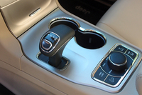 新デザインのシフトレバーは、航空機のスラストレバーを思わせる。「クライスラー300」と同じ形状だ。