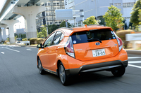 カラーバリエーションの豊かさも「アクアX-URBAN」のセリングポイント。外板色と専用パーツカラーから、33通りの組み合わせを選ぶことができる。
    