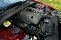 スーパーチャージャー付き「AJ-V8」ユニットと、ZF製6段AT。機械式過給機はイートン製で、ツインのインタークーラーと組み合わされる。わずか1300rpmで、自然吸気V8の最大トルク42.9kgmを上まわる。