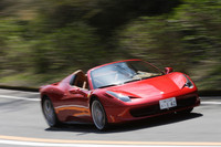 「フェラーリ458スパイダー」の最高速度は、公称320km/h。0-100km/h加速は3.4秒未満でこなす。