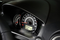 新たに採用されたメッキリング付きの3眼メーター。