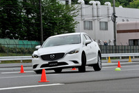 パイロンレーンチェンジ（エルクテスト）を行うGVC搭載の「アテンザセダン」。