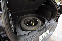 荷室のフロアボードの下には、フルサイズのスペアタイヤが常備される。
    
